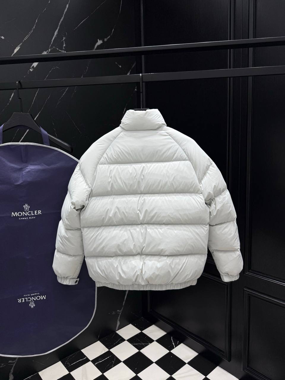 МУЖСКОЙ ПУХОВИК MONCLER детальное фото