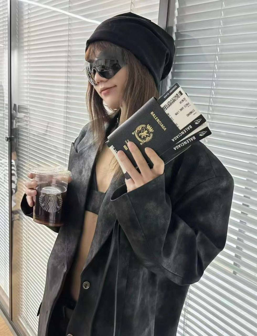 СУМКА BALENCIAGA PASSPORT PHONE HOLDER BLACK детальное фото