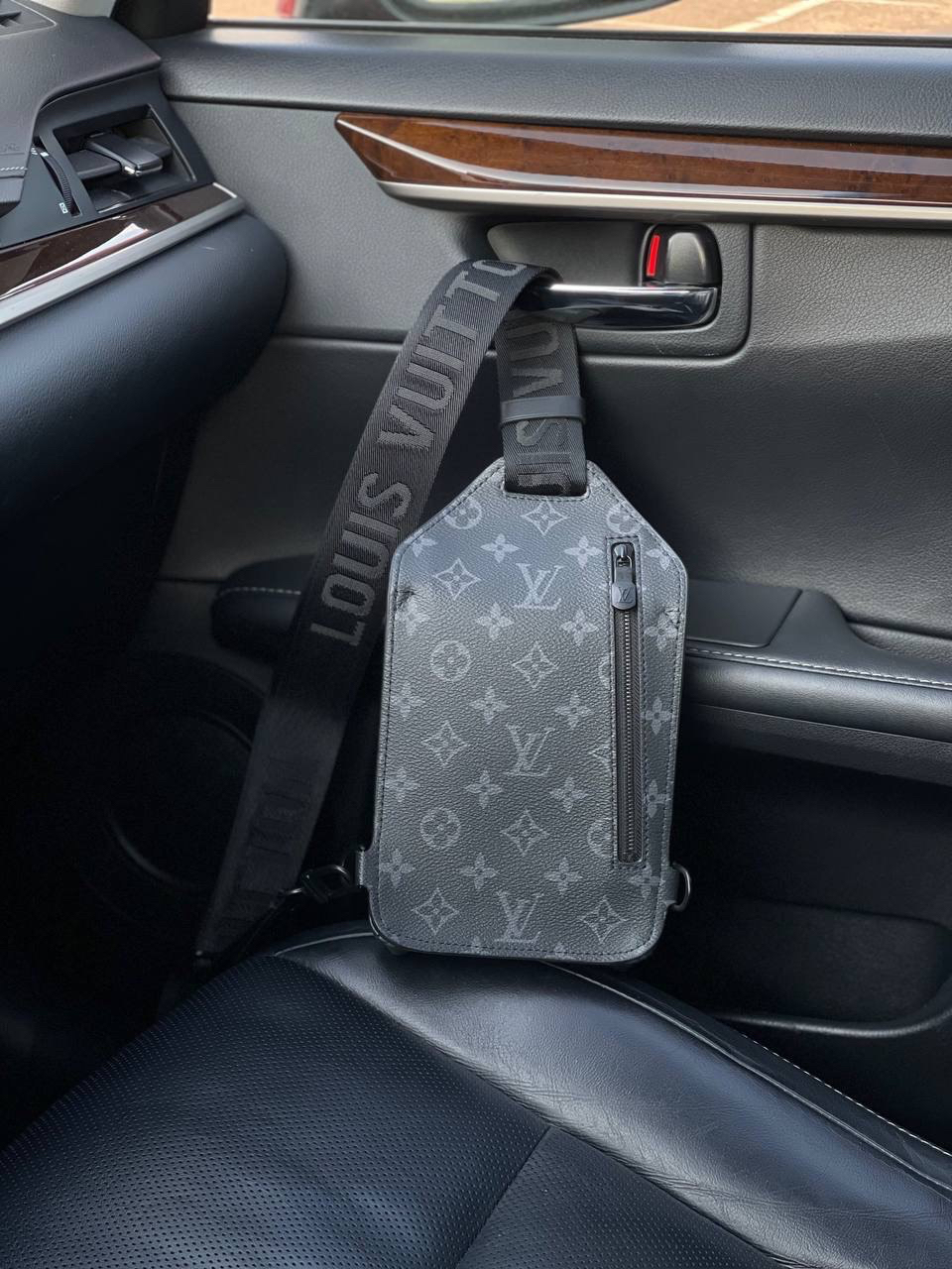 МУЖСКАЯ СУМКА СЛИНГ LOUIS VUITTON детальное фото