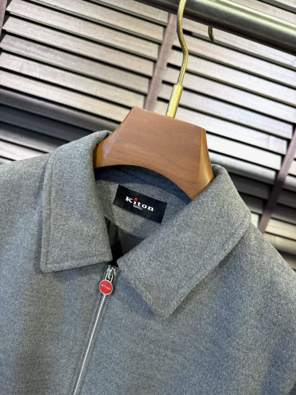 МУЖСКАЯ КУРТКА KITON детальное фото