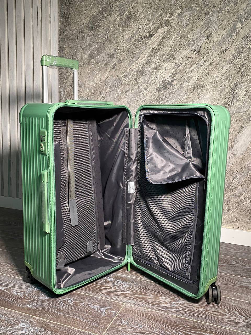 ЧЕМОДАН RIMOWA детальное фото