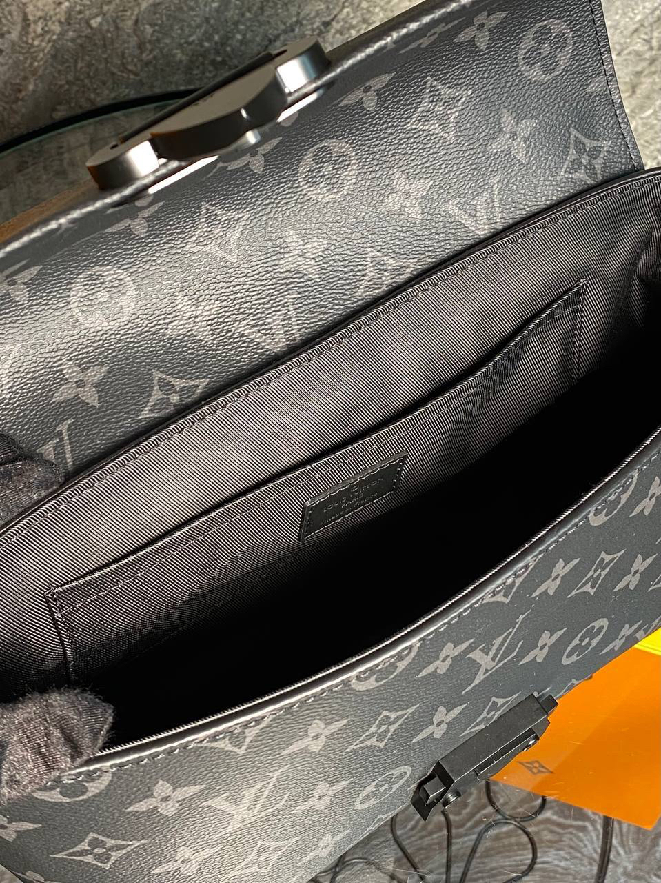 МУЖСКАЯ СУМКА МЕССЕНДЖЕР LOUIS VUITTON детальное фото