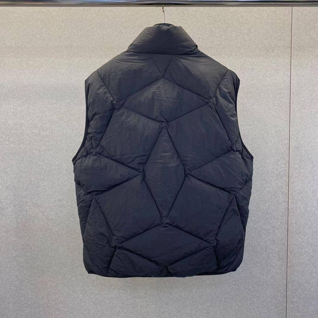 МУЖСКОЙ ЖИЛЕТ MONCLER детальное фото