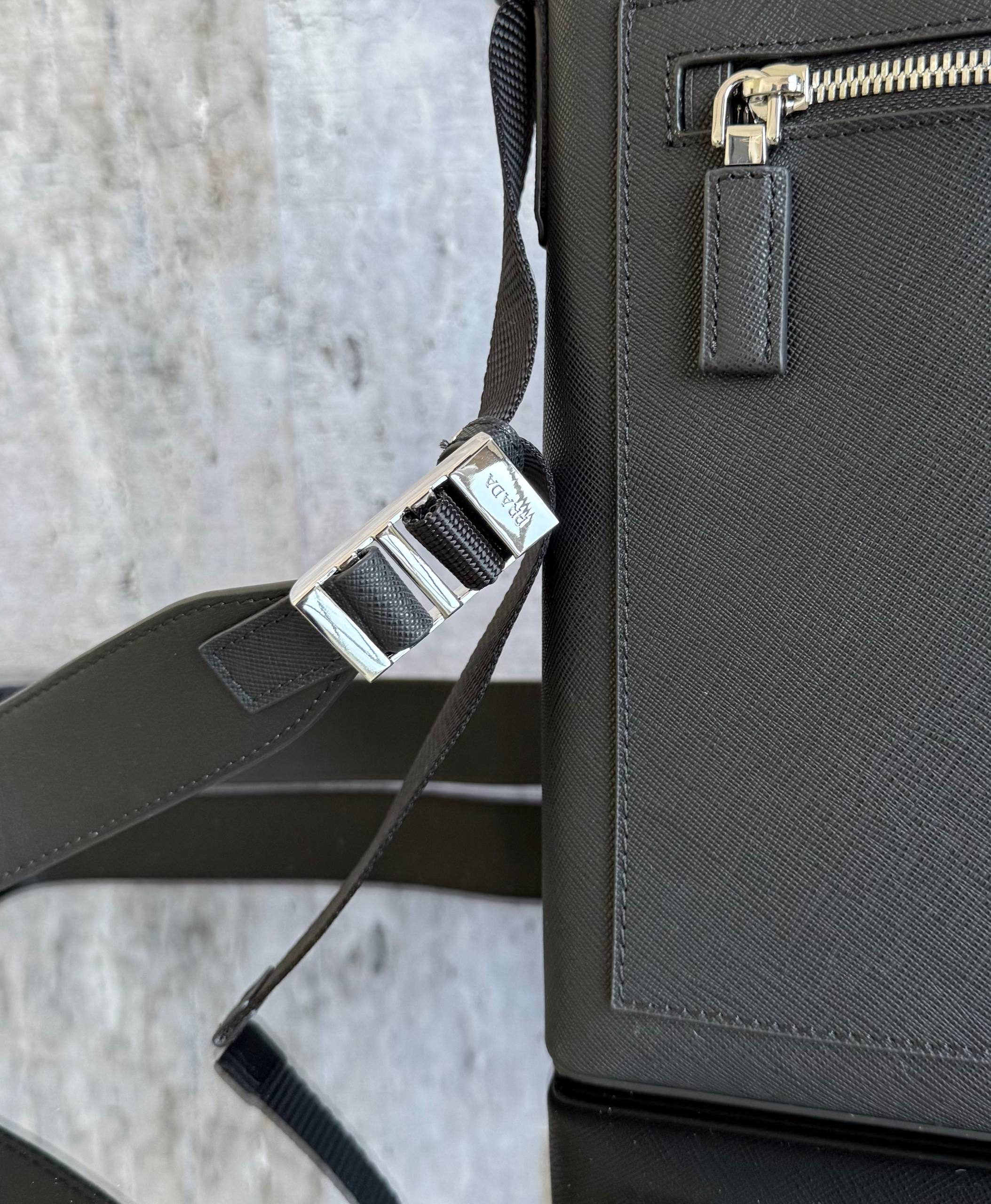 МУЖСКАЯ СУМКА МЕССЕНДЖЕР PRADA детальное фото
