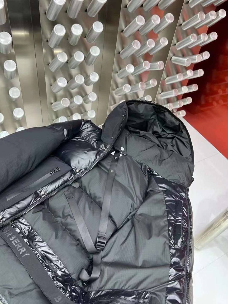 МУЖСКОЙ ПУХОВИК BURBERRY детальное фото