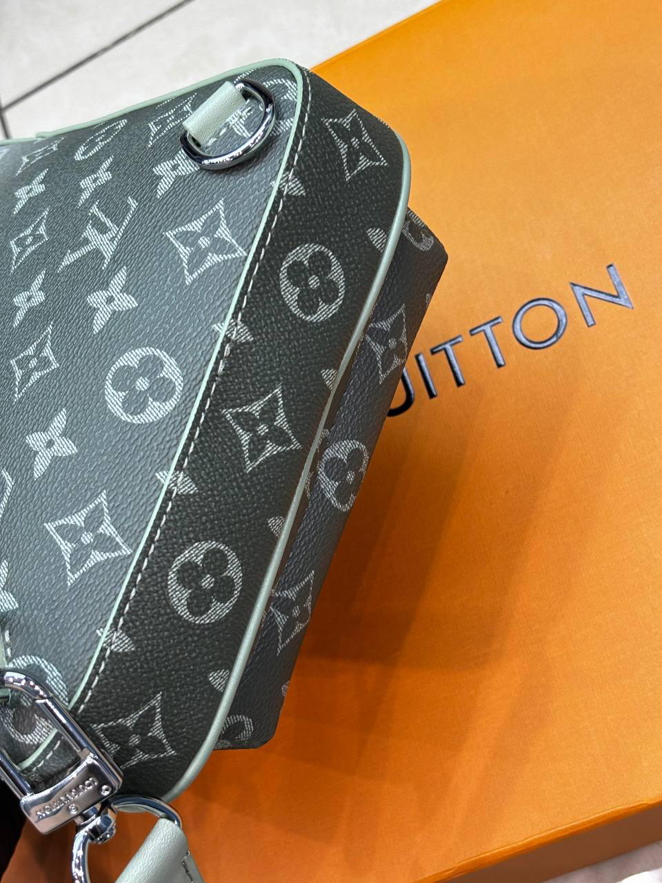 МУЖСКАЯ СУМКА СЛИНГ LOUIS VUITTON детальное фото
