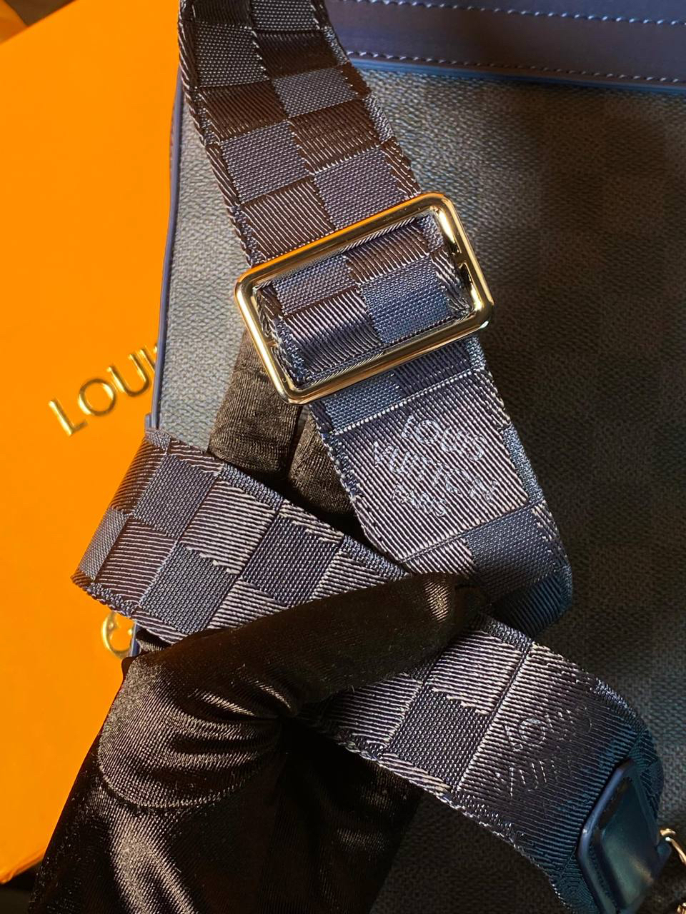 МУЖСКАЯ СУМКА СЛИНГ LOUIS VUITTON детальное фото