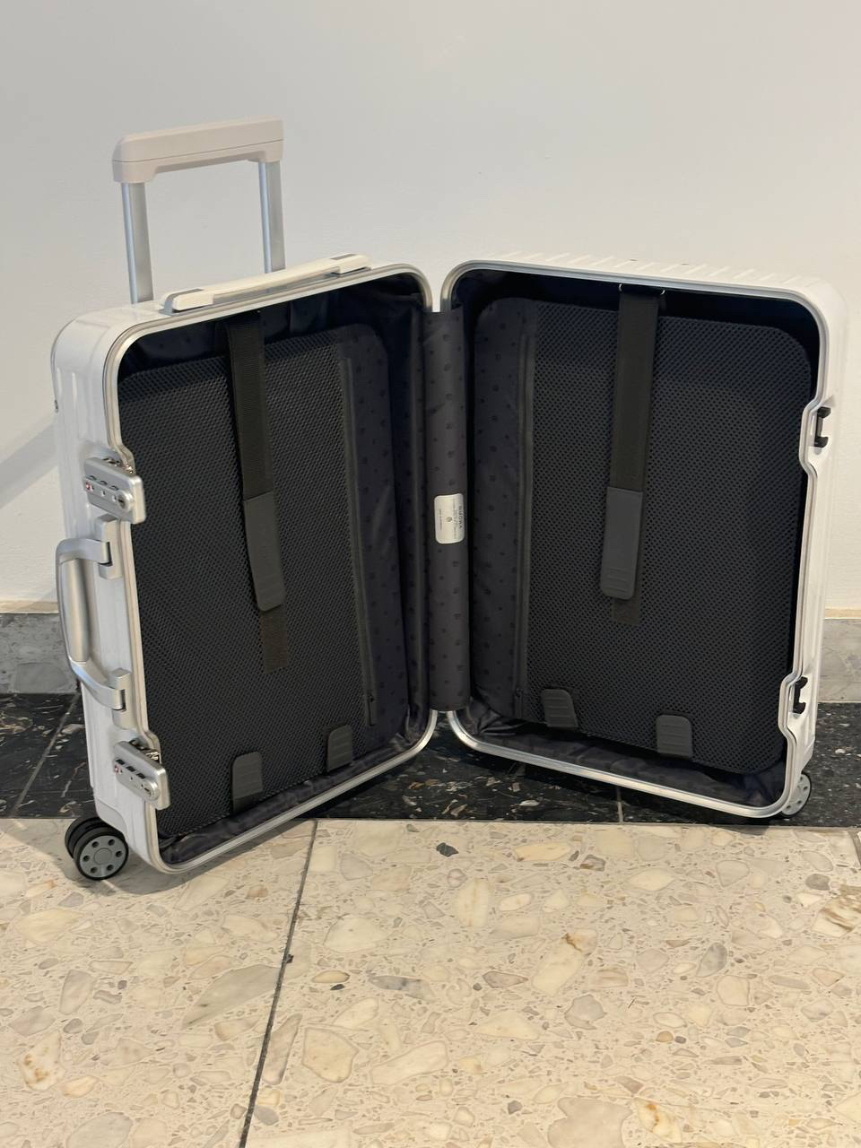 ЧЕМОДАН RIMOWA детальное фото