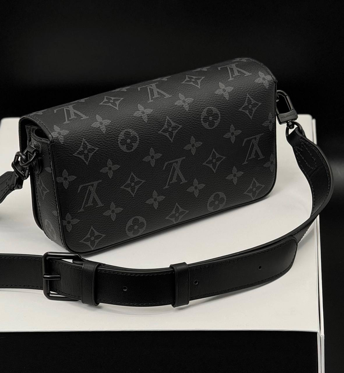 МУЖСКАЯ СУМКА МЕССЕНДЖЕР LOUIS VUITTON детальное фото