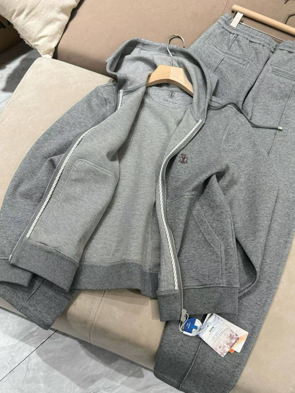 МУЖСКОЙ КОСТЮМ BRUNELLO CUCINELLI детальное фото