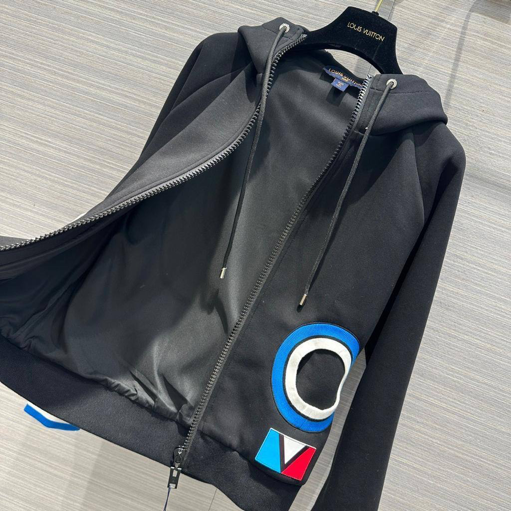 КОСТЮМ LOUIS VUITTON детальное фото