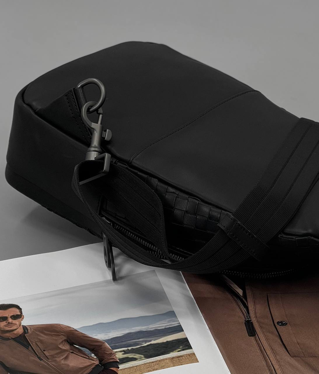МУЖСКАЯ СУМКА СЛИНГ BOTTEGA VENETA детальное фото