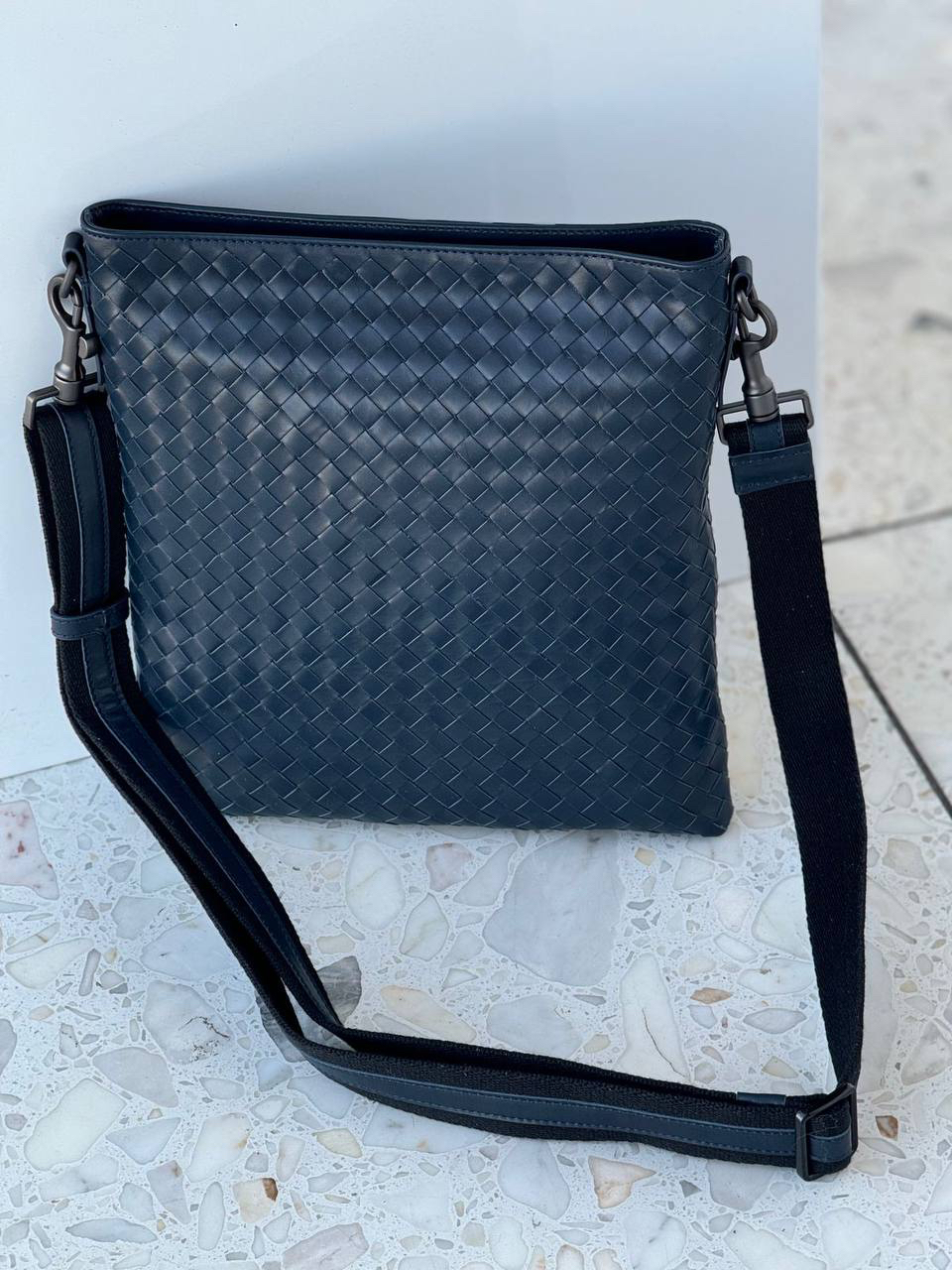 МУЖСКАЯ СУМКА МЕССЕНДЖЕР BOTTEGA VENETA детальное фото