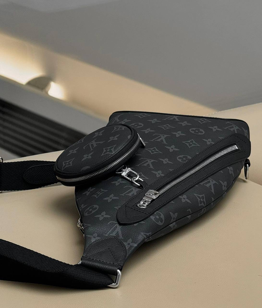 МУЖСКАЯ СУМКА СЛИНГ LOUIS VUITTON детальное фото