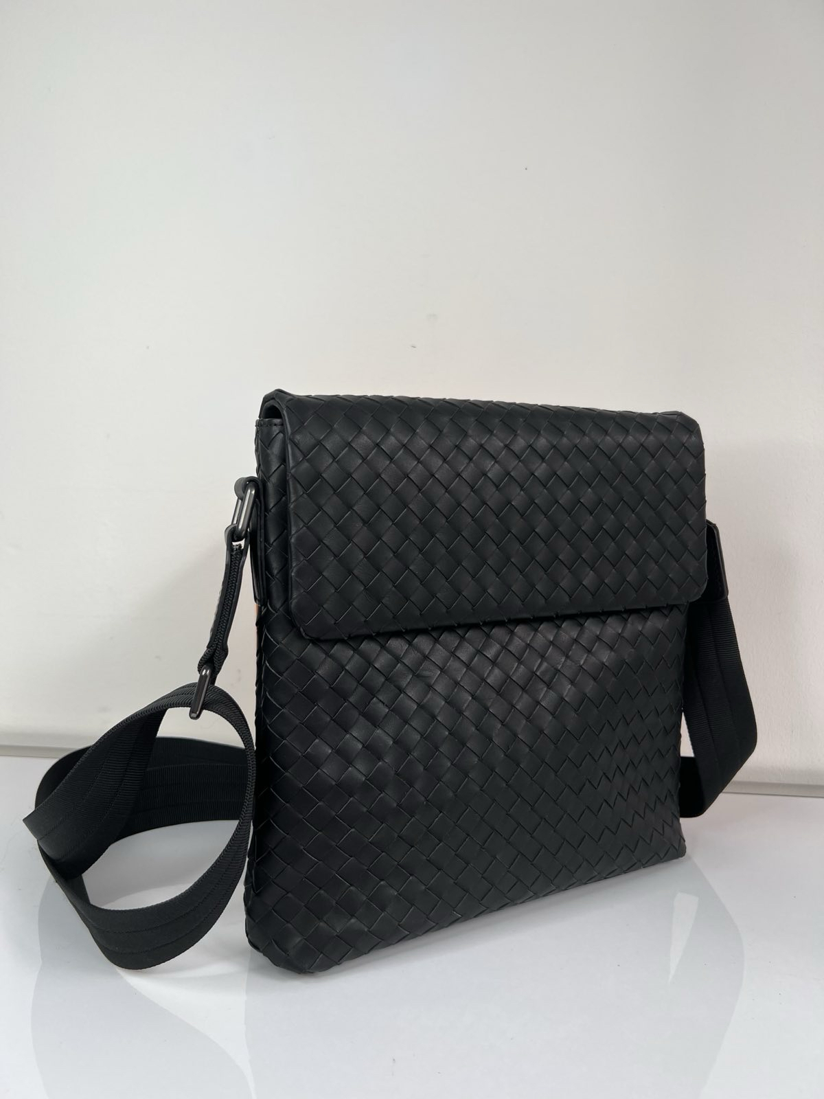 МУЖСКАЯ СУМКА МЕССЕНДЖЕР BOTTEGA VENETA детальное фото
