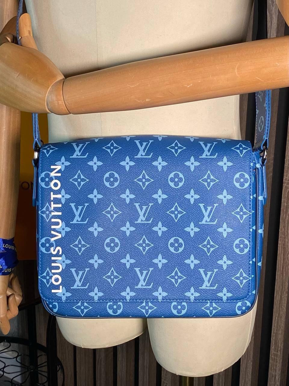 МУЖСКАЯ СУМКА МЕССЕНДЖЕР LOUIS VUITTON детальное фото