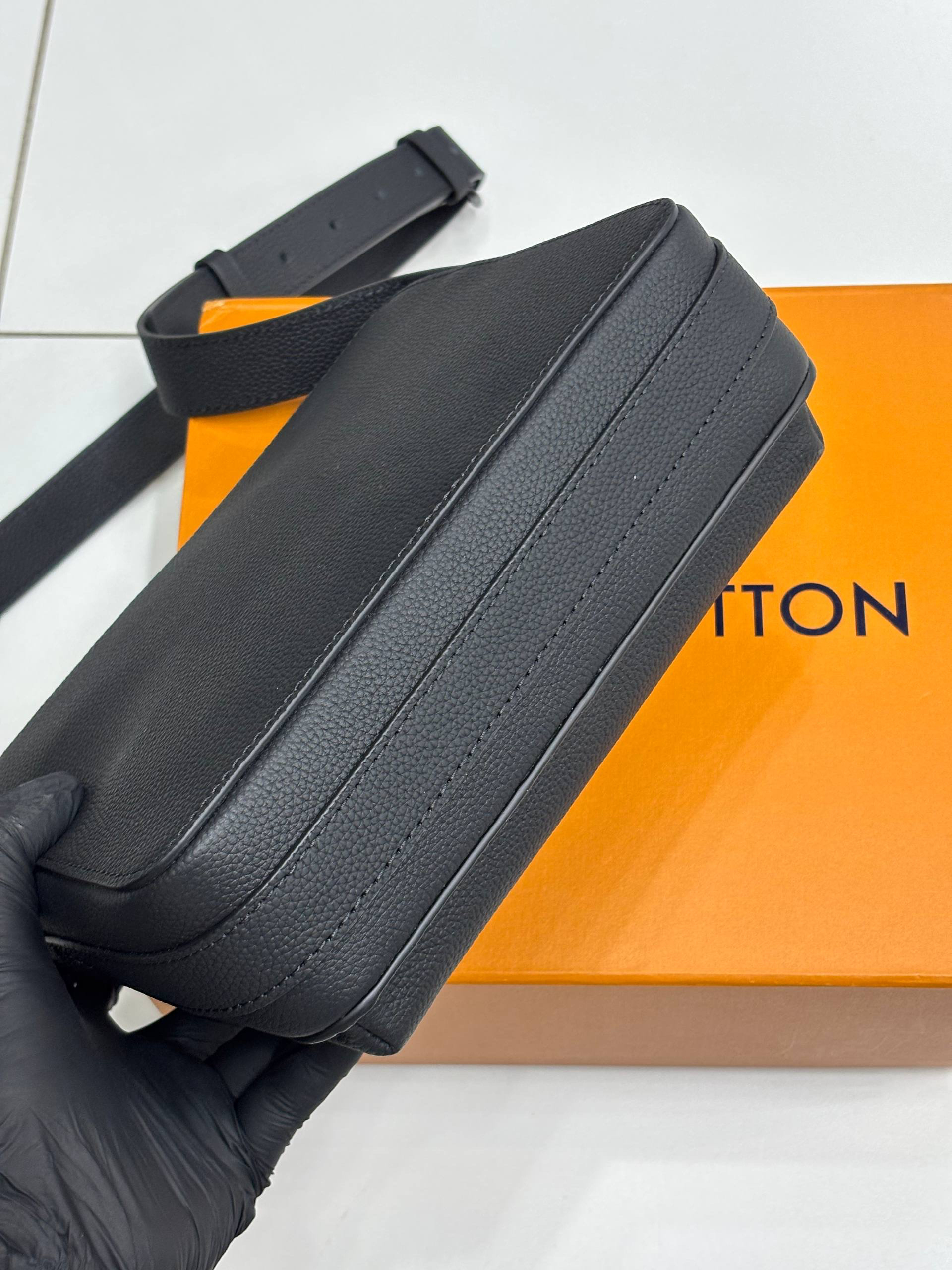 МУЖСКАЯ СУМКА МЕССЕНДЖЕР LOUIS VUITTON детальное фото