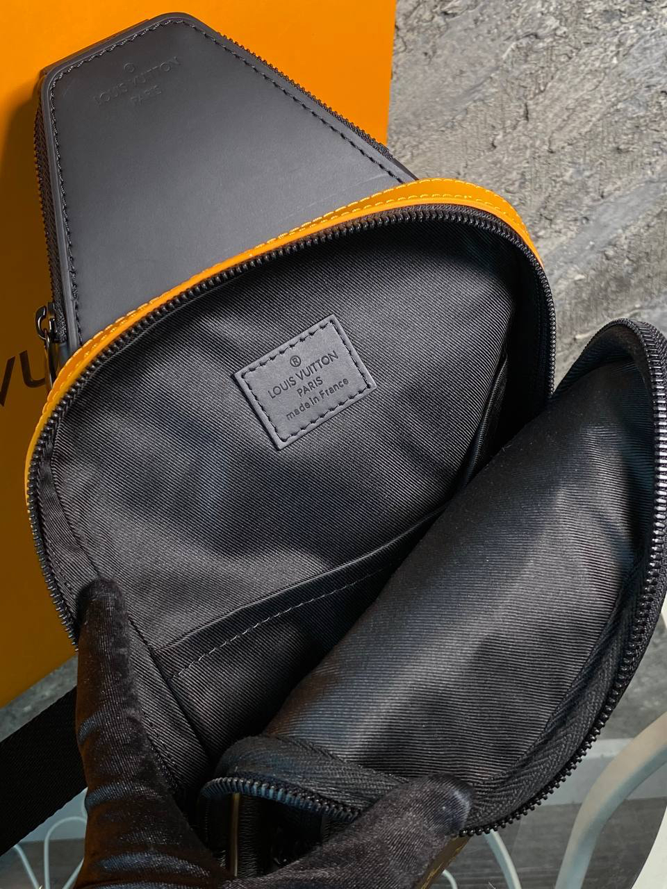 МУЖСКАЯ СУМКА СЛИНГ LOUIS VUITTON детальное фото