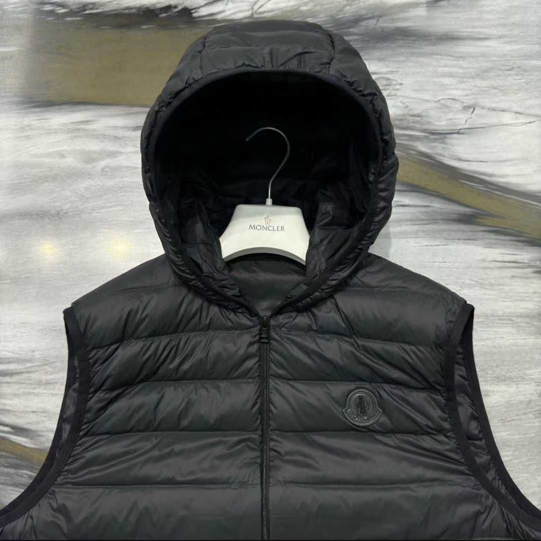 МУЖСКАЯ КУРТКА MONCLER детальное фото