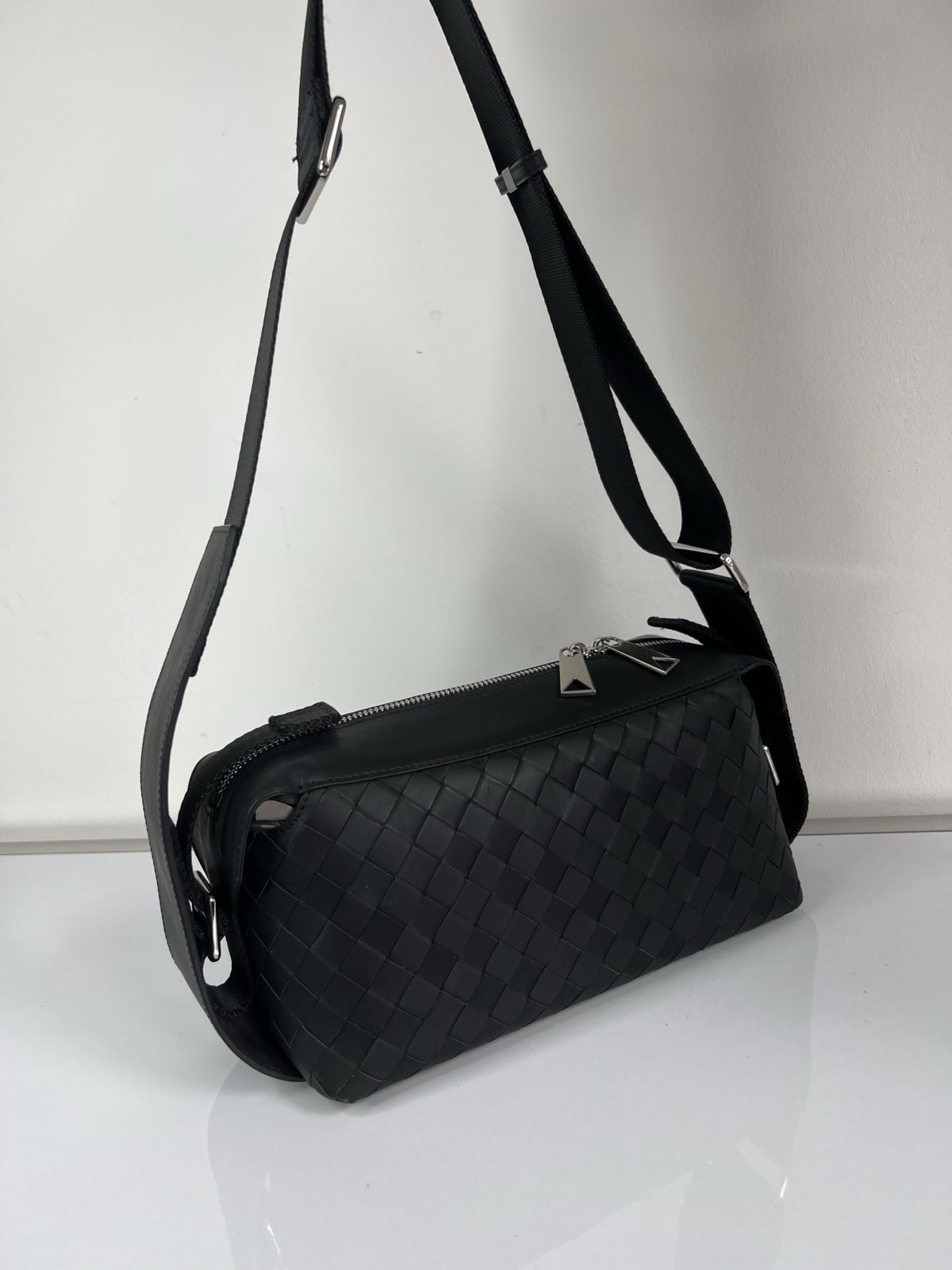 МУЖСКАЯ СУМКА СЛИНГ BOTTEGA VENETA детальное фото