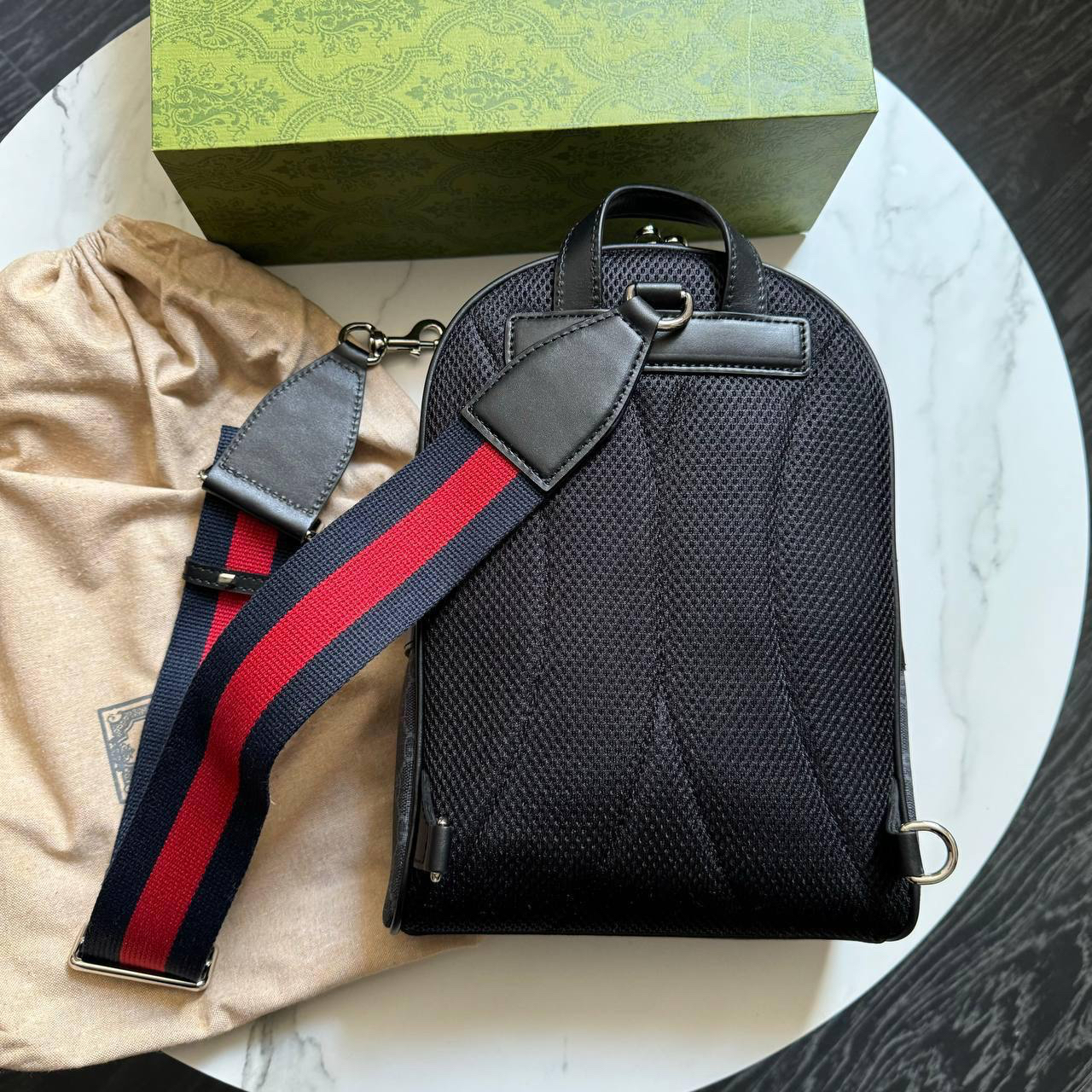 МУЖСКАЯ СУМКА СЛИНГ GUCCI детальное фото