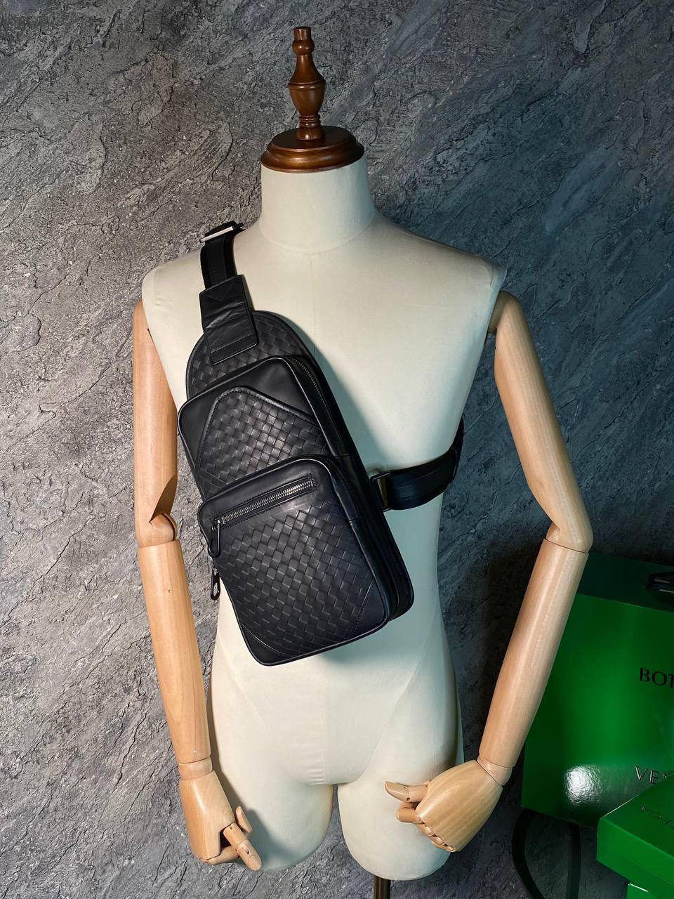 МУЖСКАЯ СУМКА СЛИНГ  BOTTEGA VENETA детальное фото