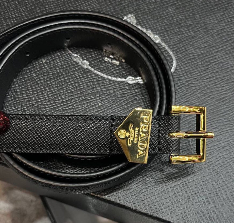 ЖЕНСКИЙ РЕМЕНЬ PRADA фото