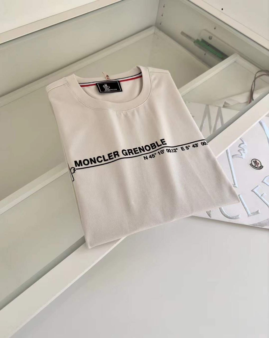 МУЖСКАЯ ФУТБОЛКА MONCLER детальное фото