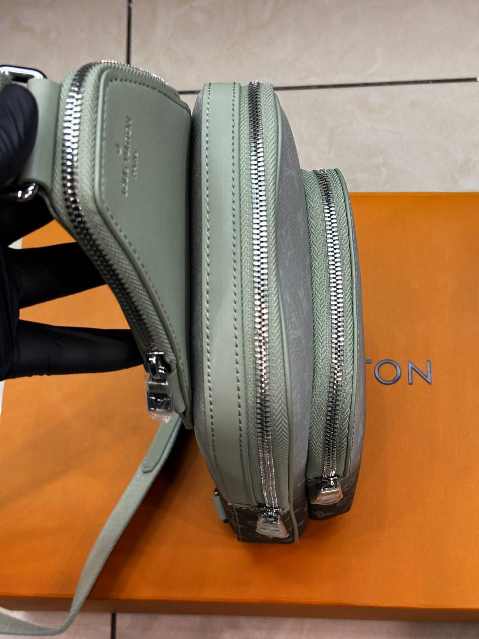 МУЖСКАЯ СУМКА СЛИНГ LOUIS VUITTON детальное фото