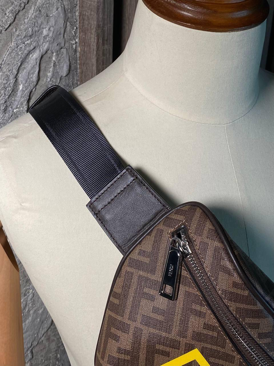 МУЖСКАЯ СУМКА СЛИНГ FENDI детальное фото