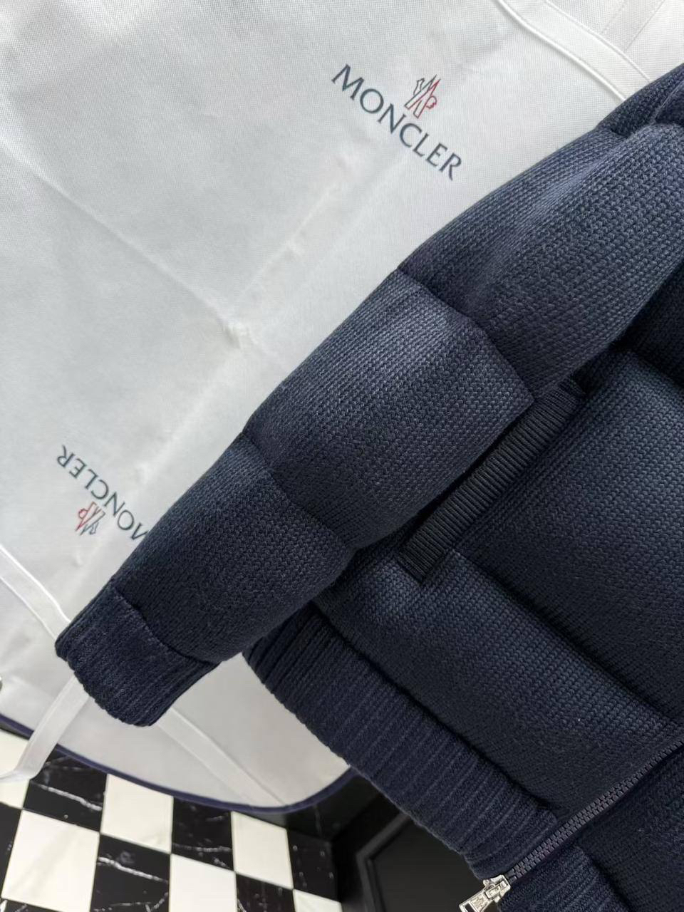 МУЖСКОЙ ПУХОВИК MONCLER детальное фото