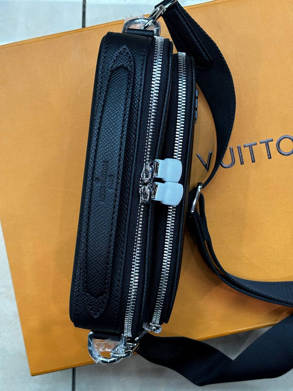 МУЖСКАЯ СУМКА МЕССЕНДЖЕР LOUIS VUITTON детальное фото