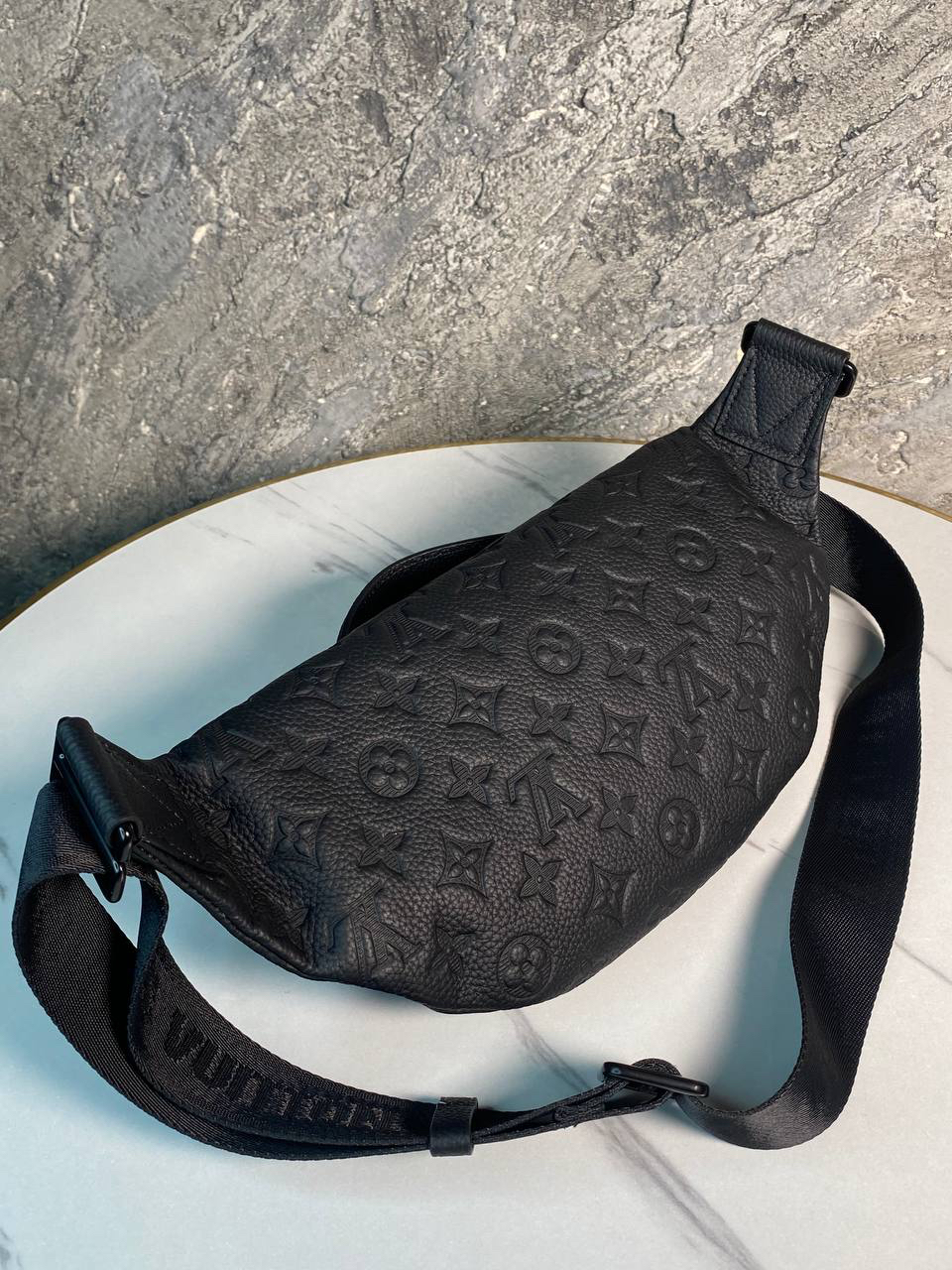 МУЖСКАЯ СУМКА СЛИНГ LOUIS VUITTON детальное фото