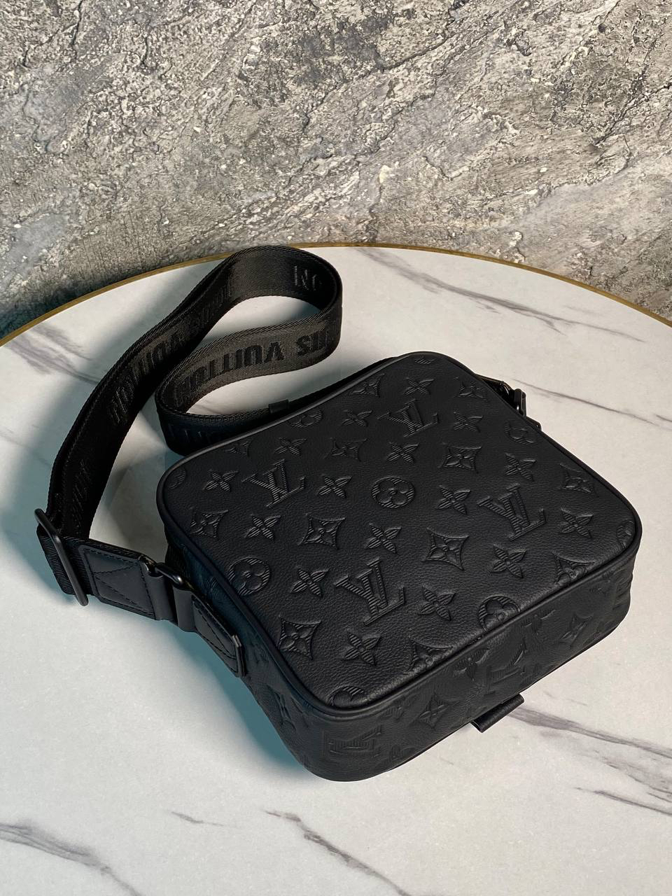 МУЖСКАЯ СУМКА МЕССЕНДЖЕР LOUIS VUITTON детальное фото