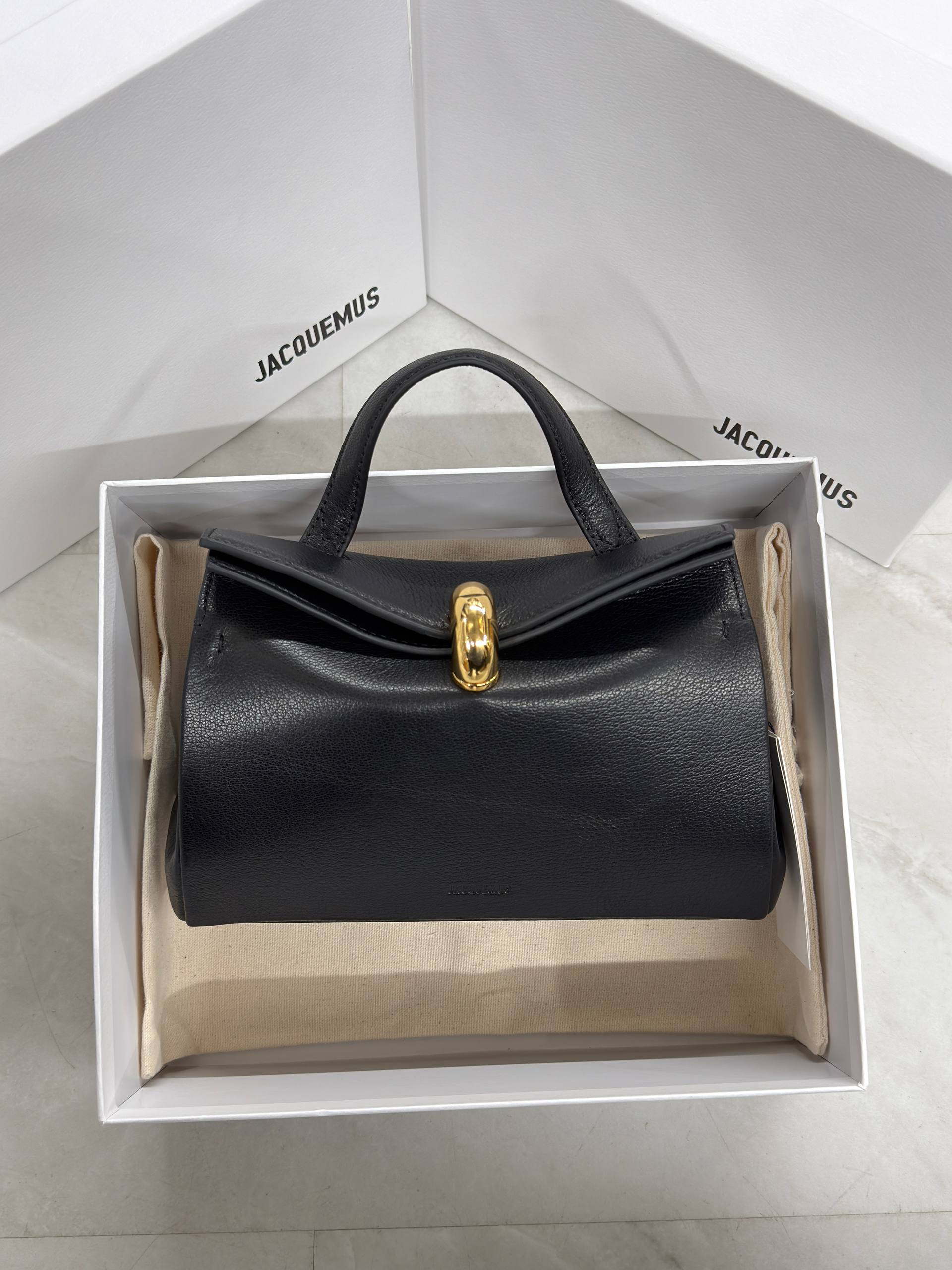 СУМКА JACQUEMUS детальное фото