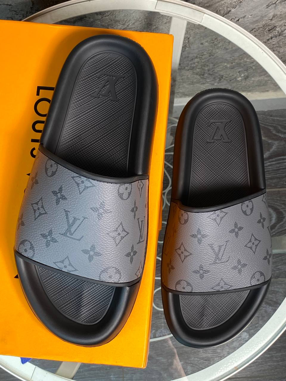 МУЖСКИЕ ШЛЕПКИ LOUIS VUITTON детальное фото