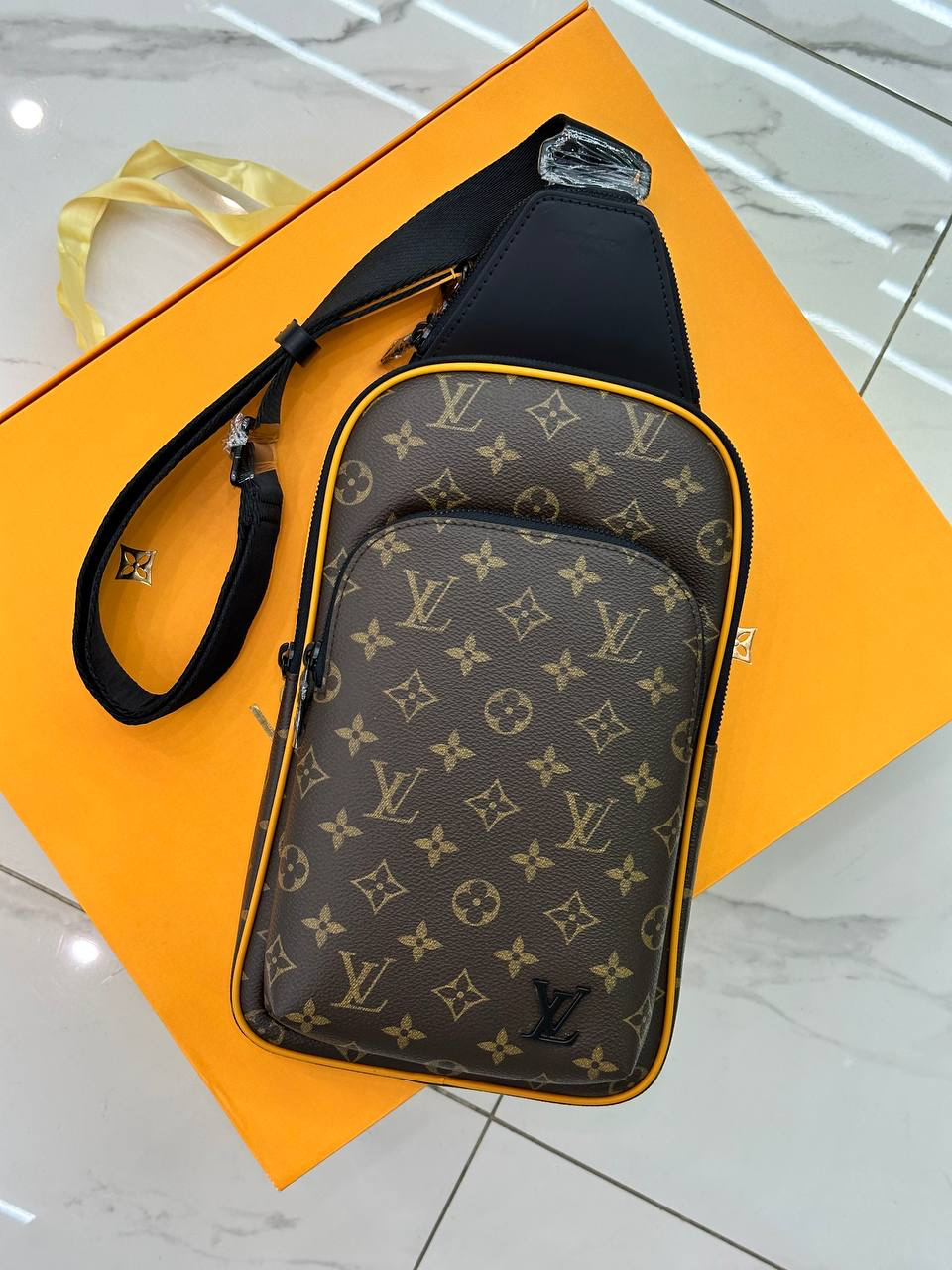МУЖСКАЯ СУМКА СЛИНГ LOUIS VUITTON детальное фото