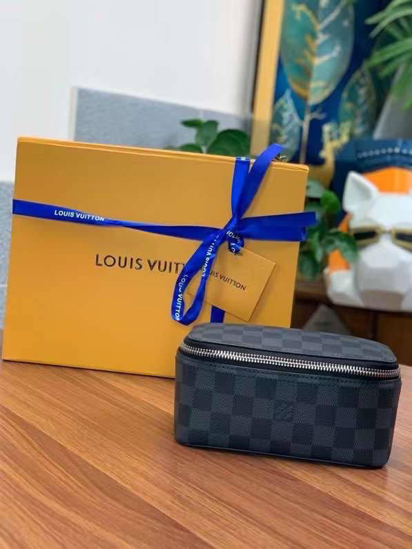 МУЖСКОЙ НЕСЕССЕР КОСМЕТИЧКА LOUIS VUITTON детальное фото