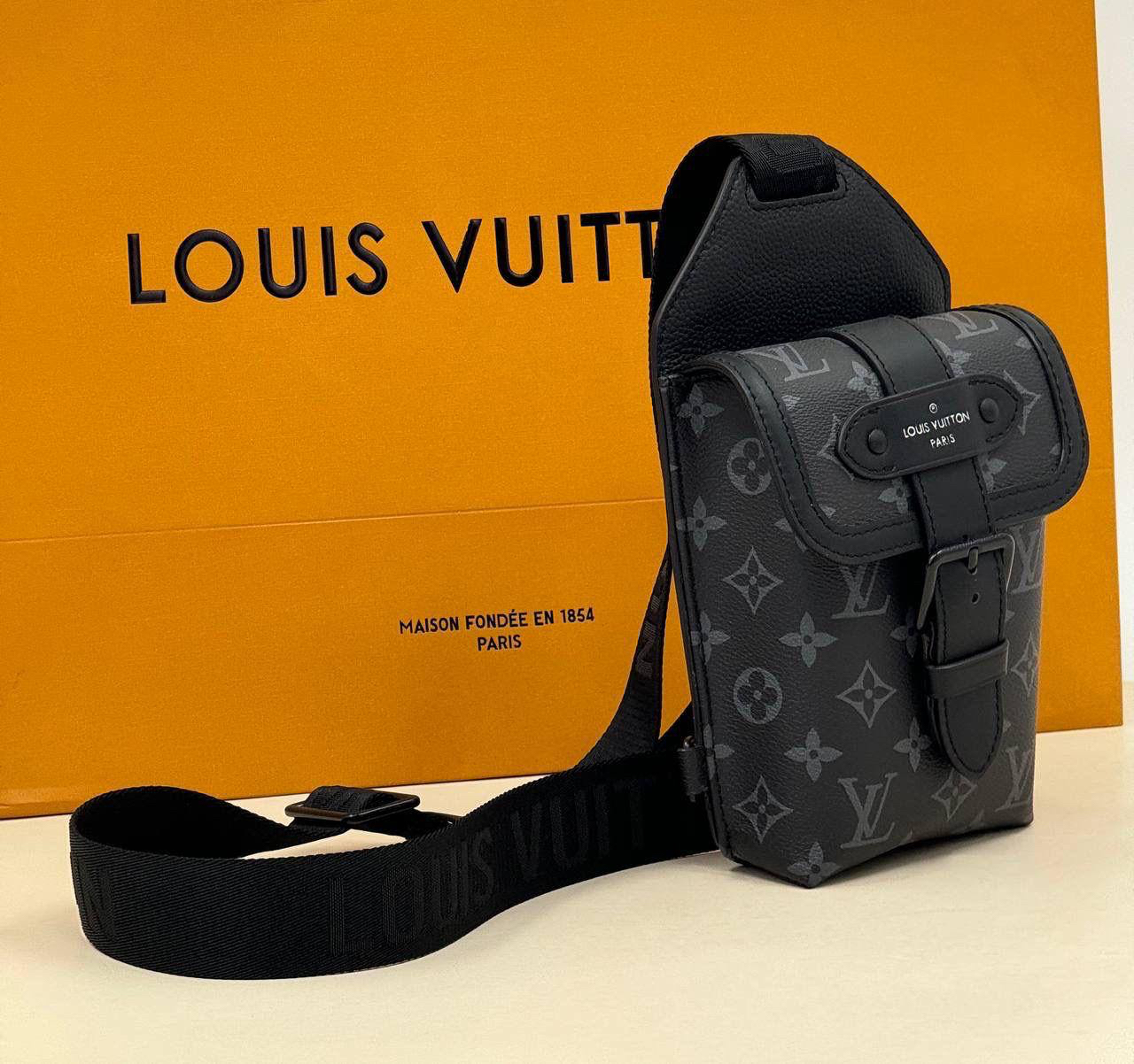 МУЖСКАЯ СУМКА СЛИНГ LOUIS VUITTON детальное фото