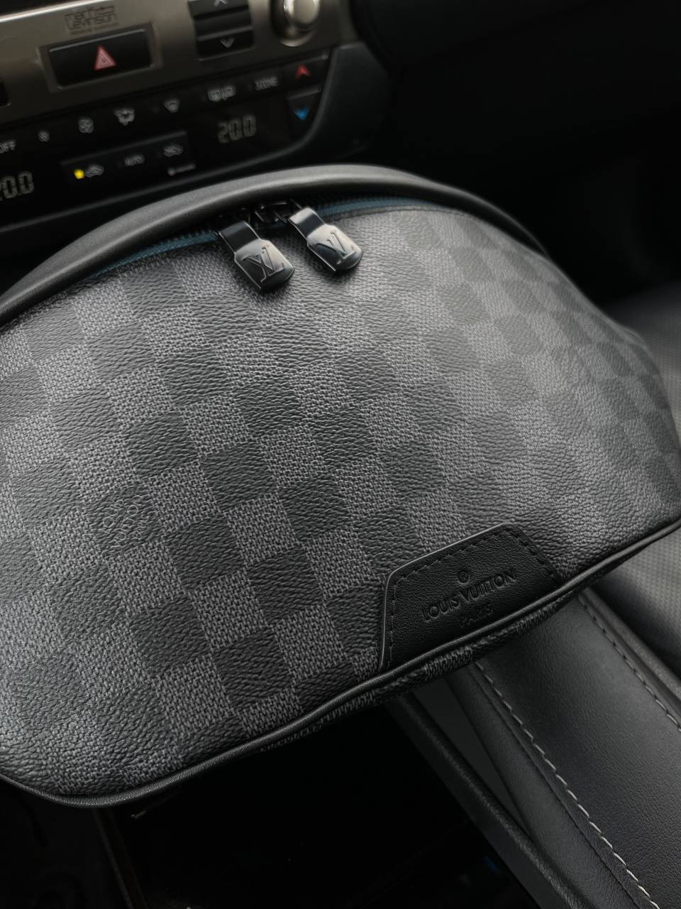 МУЖСКАЯ СУМКА СЛИНГ LOUIS VUITTON детальное фото