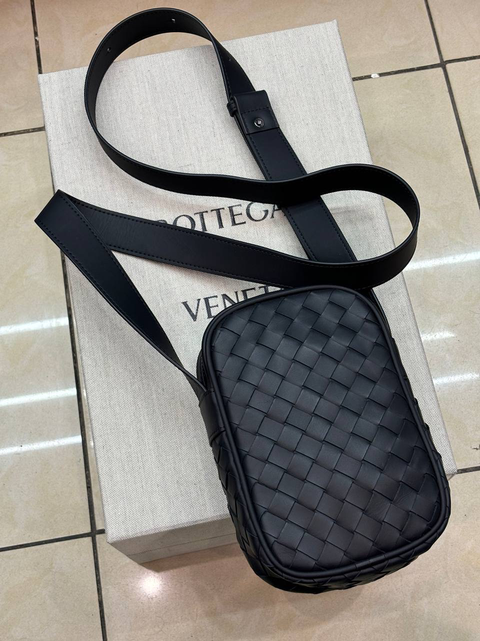 МУЖСКАЯ СУМКА МЕССЕНДЖЕР BOTTEGA VENETA детальное фото