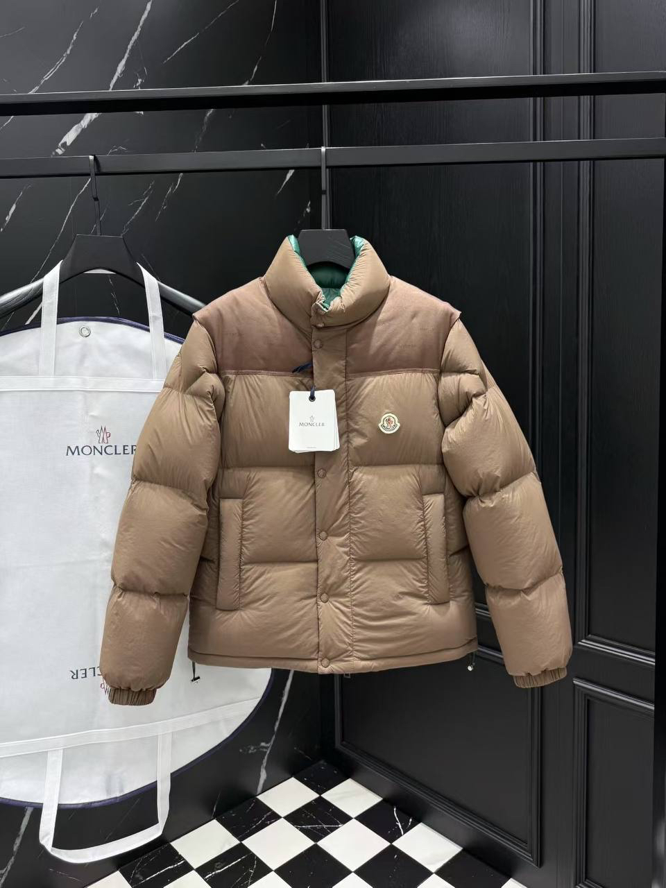 МУЖСКОЙ ПУХОВИК ДВУСТОРОННИЙ MONCLER детальное фото
