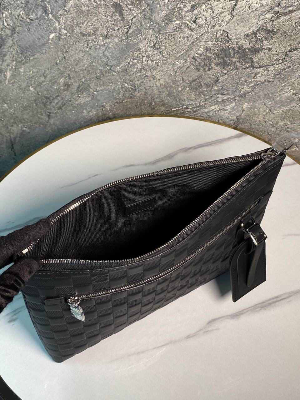 МУЖСКОЙ КЛАТЧ LOUIS VUITTON детальное фото