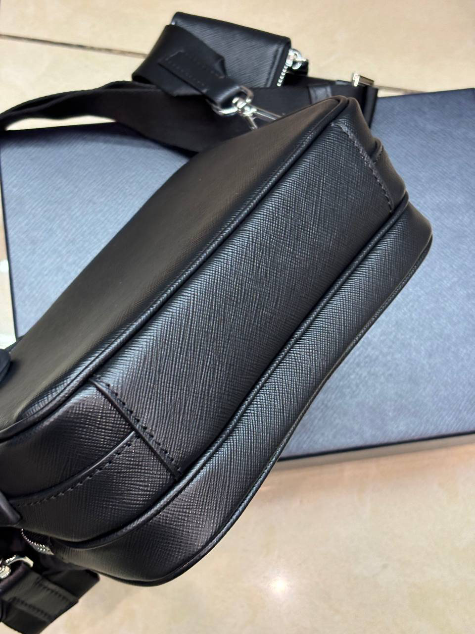 МУЖСКАЯ СУМКА МЕССЕНДЖЕР PRADA детальное фото