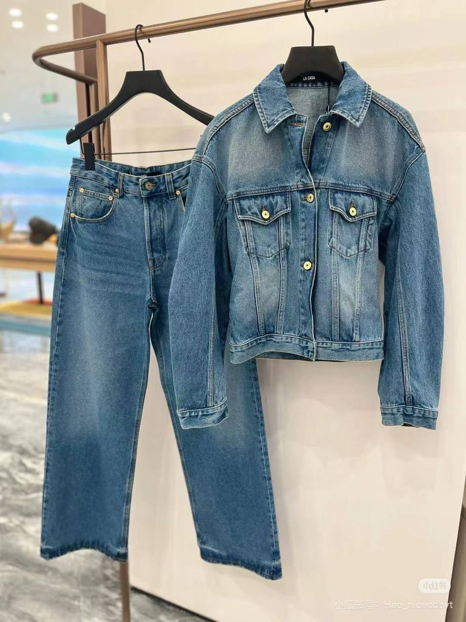КОСТЮМ JACQUEMUS детальное фото