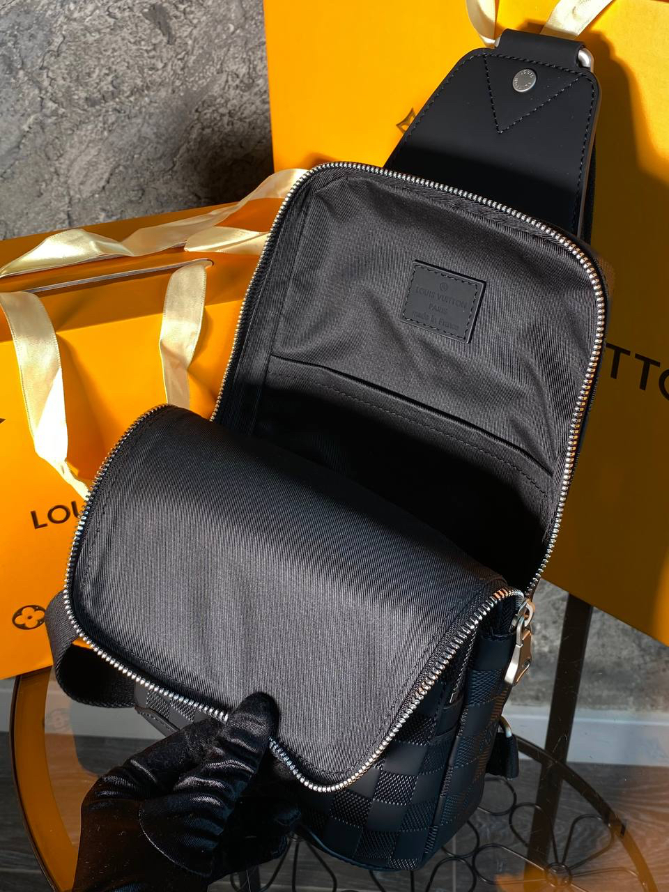 МУЖСКАЯ СУМКА СЛИНГ LOUIS VUITTON детальное фото