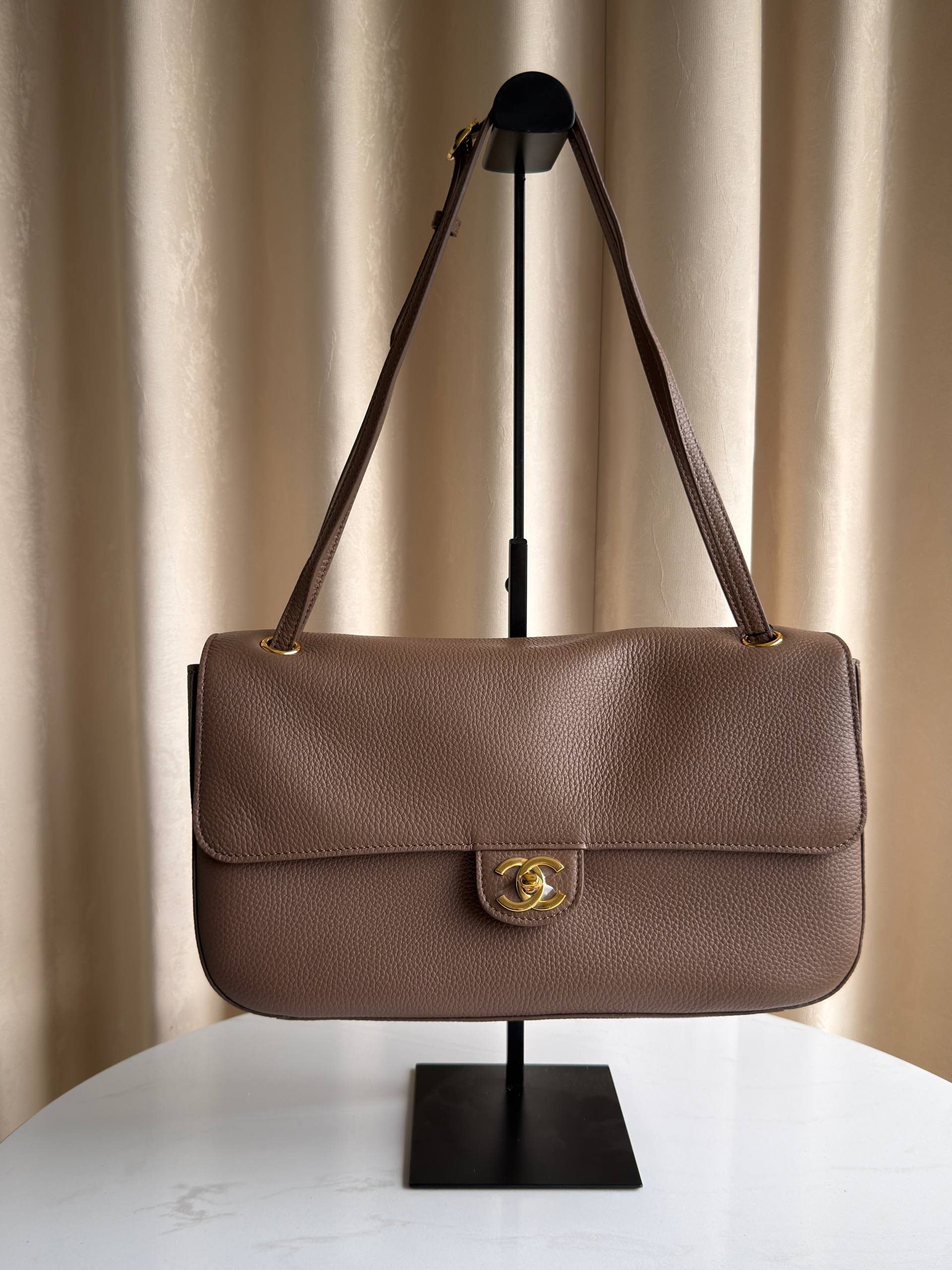 СУМКА CHANEL MAXI FLAP детальное фото