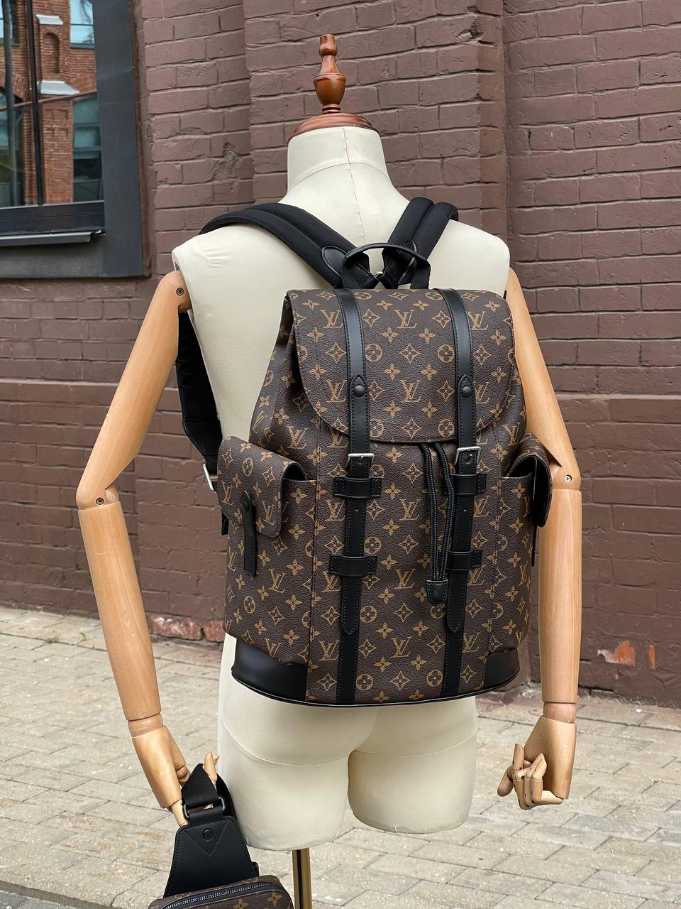 МУЖСКОЙ РЮКЗАК LOUIS VUITTON детальное фото