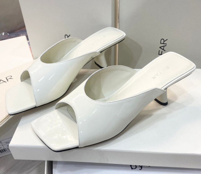 ШЛЕПКИ BY FAR фото