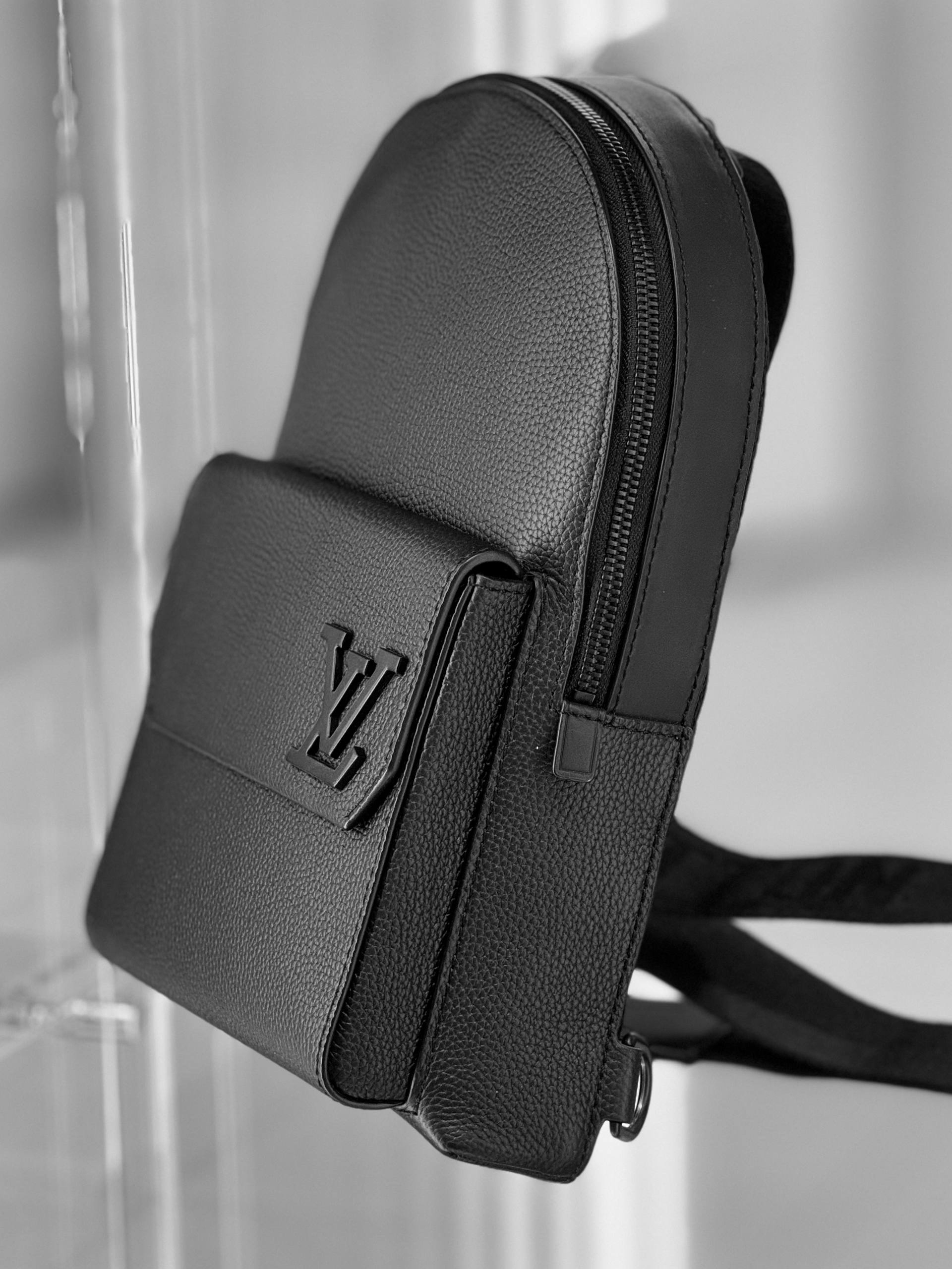 МУЖСКАЯ СУМКА СЛИНГ LOUIS VUITTON детальное фото